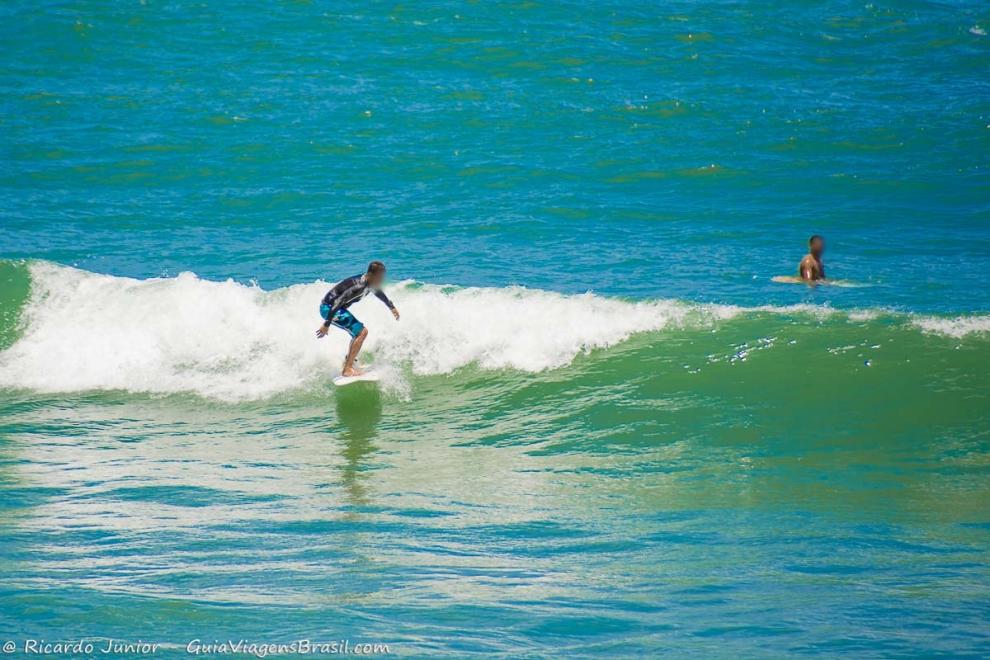 Imagem de um dia ideala pra surf.